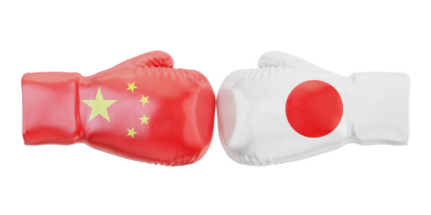 gants de boxe avec des drapeaux au japon et en chine. notion de conflit de gouvernements, 3d rendering - boxing glove battle business fighting photos et images de collection