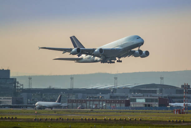 飛行機の離陸する - frankfurt international airport ストックフォトと画像