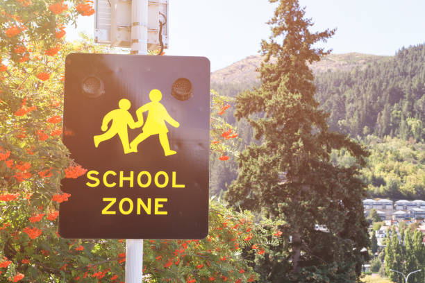 schulbereich zeichen in queenstown, neuseeland - education sign school crossing sign crossing stock-fotos und bilder