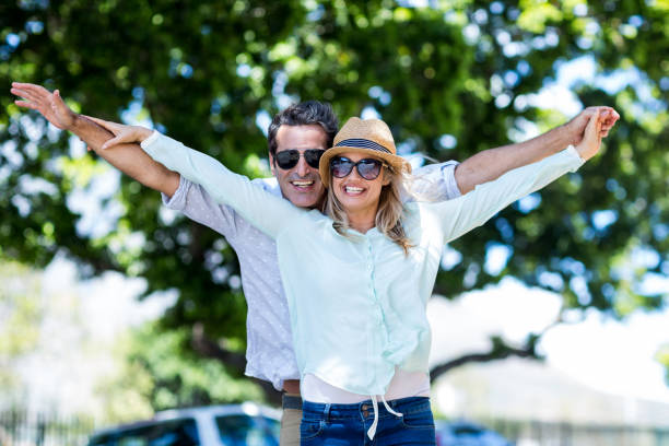 пара с протянутыми руками стоит на улице - couple loving urban scene selective focus стоковые фото и изображения