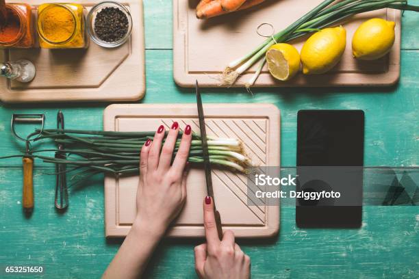 Schneiden Frisches Gemüse Stockfoto und mehr Bilder von Küchenarbeitsplatte - Küchenarbeitsplatte, Garkochen, Tablet PC