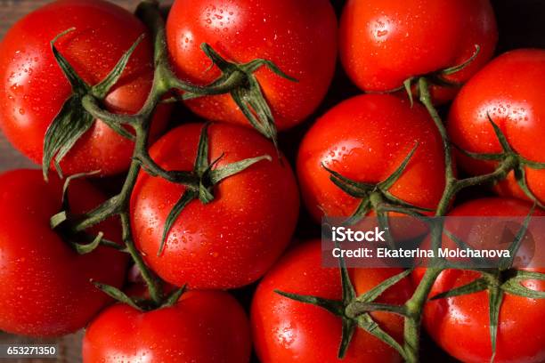 Photo libre de droit de Vue De Dessus De Culture Hydroponique De Tomates Cerises Sur La Vigne Fond Daliments Biologiques Sains banque d'images et plus d'images libres de droit de Tomate