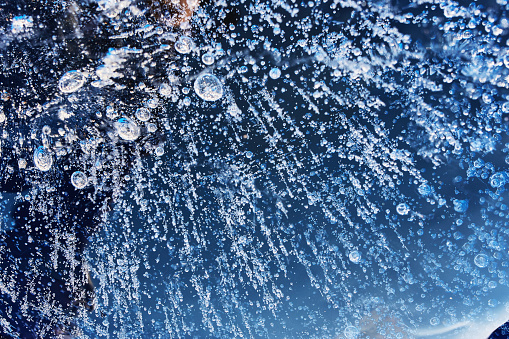 1411782881 istock Congelados de gas burbujas de asentarse en la cavidad de aire en el hielo. Un bello fen�meno natural. Efecto de invernadero. Colorido colores fr�os azul. Resumen de antecedentes. Congelado, las burbujas de hielo �nica. 653298832