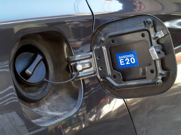 couvre-bouchon réservoir d’essence voiture gris foncé avec une étiquette bleue à l’intérieur pour identifier type de carburant - gasohol photos et images de collection