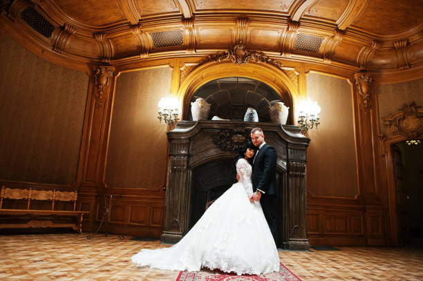 королевская свадебная пара фон большой каменный камин во дворце. - wedding medieval king bride стоковые фото и изображения