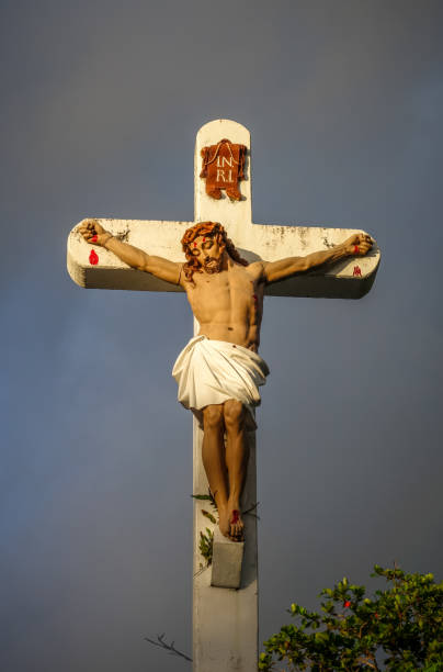 statua di gesù cristo sulla croce vicino alla chiesa di haapiti nell'isola di moorea - jesus christ cross old statue foto e immagini stock