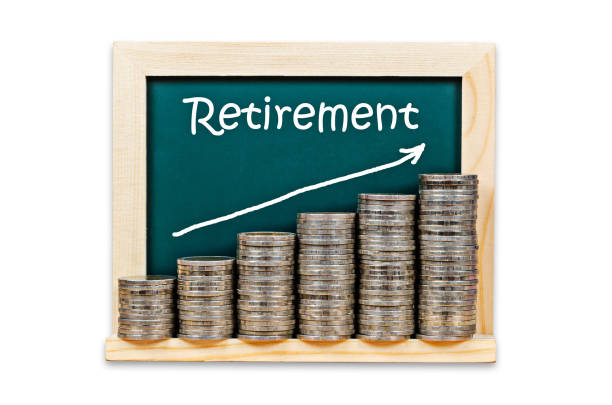 денежный график на доске с пенсионным планом - savings piggy bank blackboard bank account стоковые фото и изображения