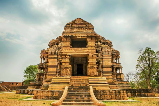 istock Sahastrabahu Temple or Sas-Bahu ka mandir 653344204