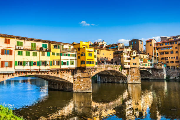 famoso ponte vecchio con el río arno al atardecer en florencia, italia - florence italy italy bridge international landmark fotografías e imágenes de stock