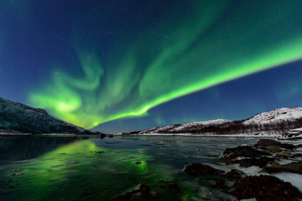 aurora norte polar luz en el cielo nocturno sobre el norte de noruega - magnetosphere fotografías e imágenes de stock