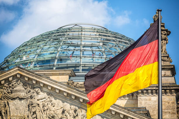 reichstag in berlin mit deutscher flagge - cupola stock-fotos und bilder