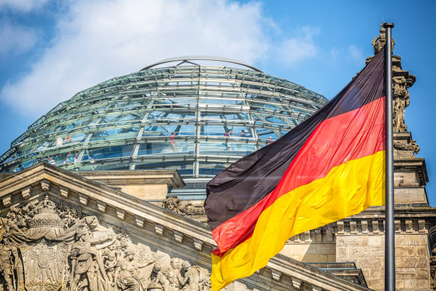 reichstag w berlinie z niemiecką flagą - the reichstag zdjęcia i obrazy z banku zdjęć