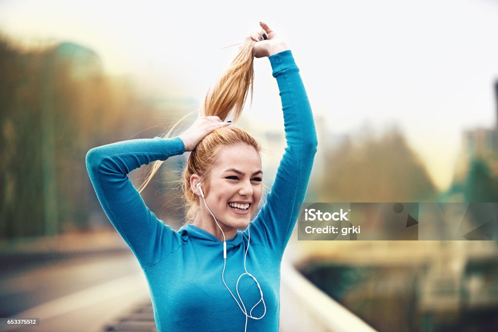 Mujer rubia es tener descanso después de correr - Foto de stock de Aerobismo libre de derechos