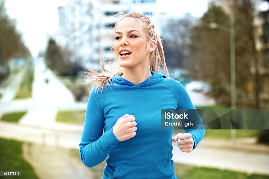 Mujer rubia es correr - Foto de stock de Deporte libre de derechos