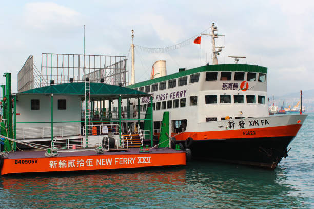 홍콩 완 차이 터미널에서 승객 페리 - passenger ship ferry crane harbor 뉴스 사진 이미지