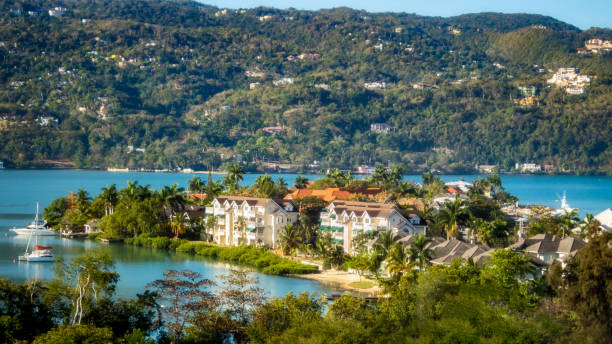 día soleado en montego bay, jamaica - watersports centre fotografías e imágenes de stock