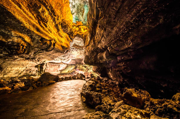 cueva de los verdes lanzarote - lanzarote canary islands volcano green photos et images de collection