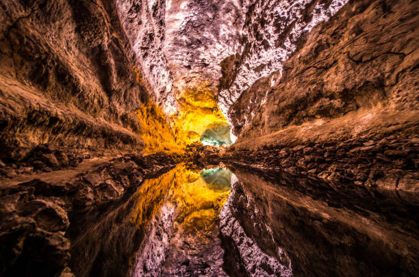 cueva de los verdes lanzarote - lanzarote canary islands volcano green photos et images de collection