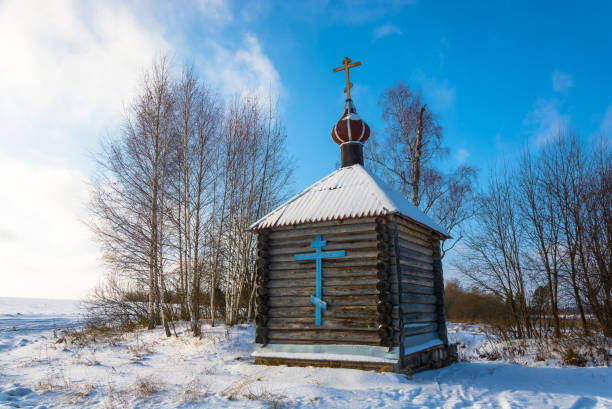 chapelle en bois de la source sacrée de l’icône de tikhvine de la mère de dieu. - 11705 photos et images de collection