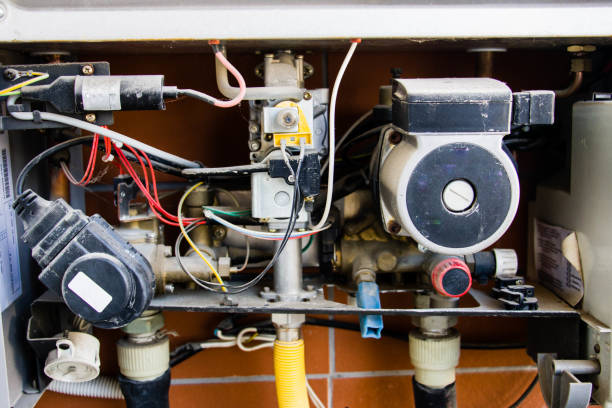 старый сломанный газовый котел - gas furnace repair mitsubishi стоковые фото и изображения