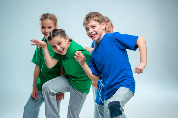 die kinder tanzen, schule, ballett, hiphop, street, funky und moderne tänzer - dancing school stock-fotos und bilder