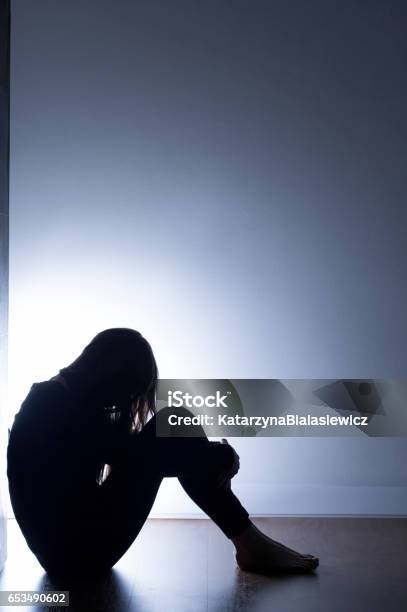 Silhouette Nera Di Adolescente - Fotografie stock e altre immagini di Depressione - Depressione, Tristezza, Bambino