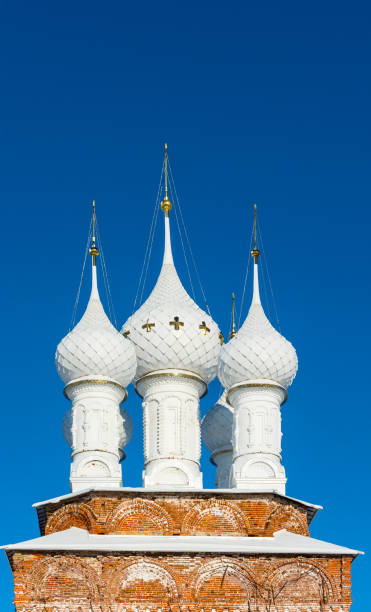white church domes against the blue sky. - 12007 imagens e fotografias de stock