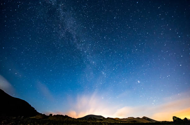 lanzarote nachthimmel milchstraße - langzeitbelichtung fotos stock-fotos und bilder