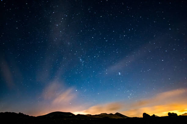 lanzarote nuit ciel voie lactée - mountain hill sky cloud photos et images de collection