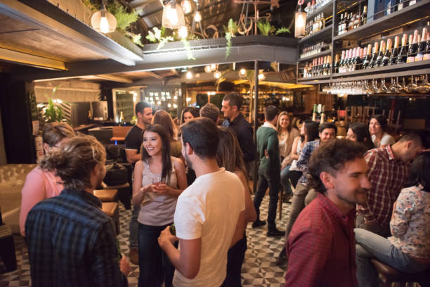 バーでドリンクを持っている人々 - drinking beer pub bar ストックフォトと画像