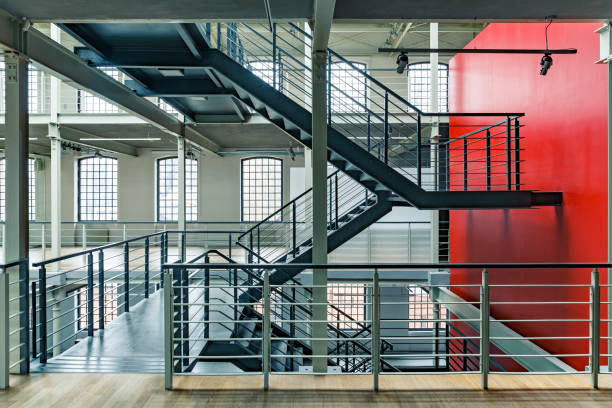 edificio industriale con parete rossa - stair rail foto e immagini stock