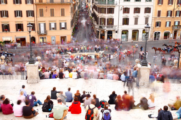 hora do rush na escadaria de espanha, roma, itália - international tourism trade fair - fotografias e filmes do acervo