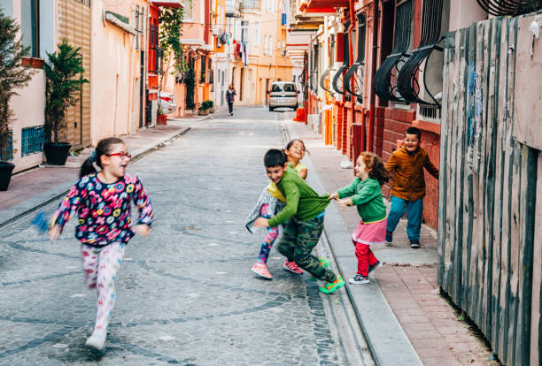 balat, istanbul, türkiye'de sokakta oynayan çocuklar - balat stok fotoğraflar ve resimler