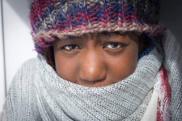 молодая девушка с зимней шапкой и шарфом - winter clothing hat human eye стоковые фото и изображения