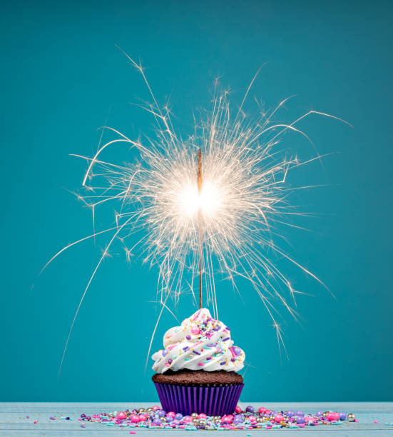 urodziny sparkler cupcake - cupcake cake birthday candy zdjęcia i obrazy z banku zdjęć