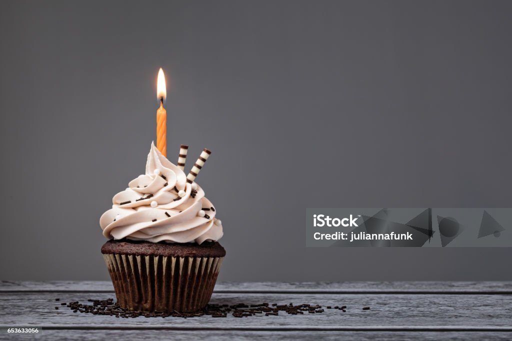 Gâteau d'anniversaire de chocolat - Photo de Cupcake libre de droits