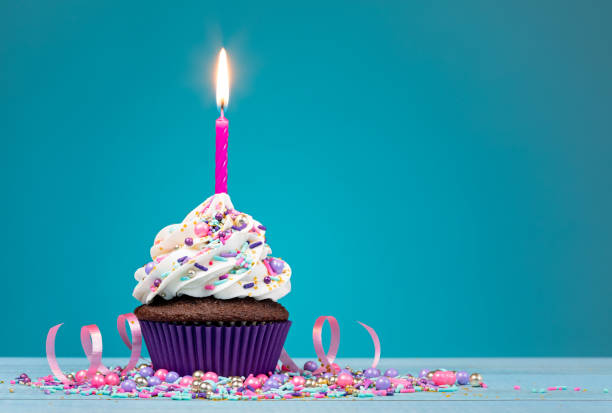 cupcake de cumpleaños - ribbon nobody cupcake celebration fotografías e imágenes de stock