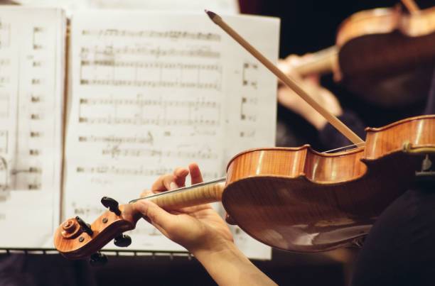 violinista che suona in orchestra da vicino - musica classica orchestrale foto e immagini stock