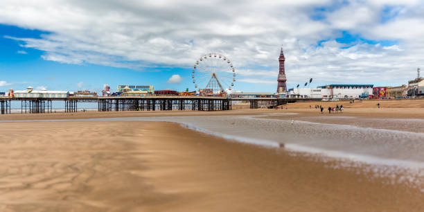 центральный пирс блэкпул - blackpool pier стоковые фото и изображения