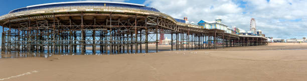 中央桟橋全景 - blackpool pier ストックフォトと画像