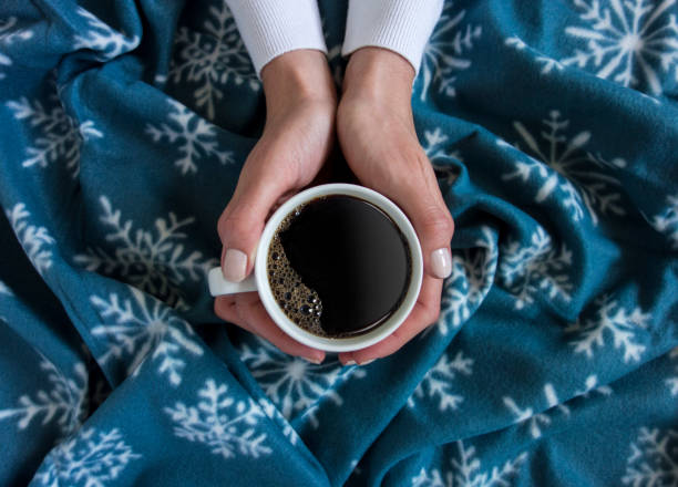 holding a cup of coffee - old fashioned horizontal black coffee cup imagens e fotografias de stock