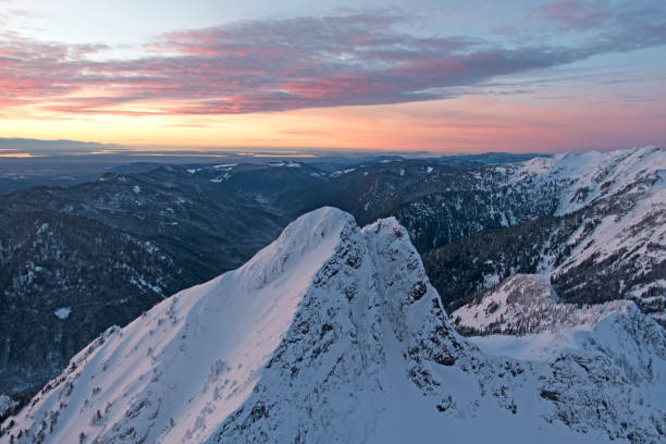 リバティ山頂 darrington ワシントン アメリカ撮サンファン諸島とオリンピック山の夕日風景 - north cascades national park aerial view washington state usa ストックフォトと画像