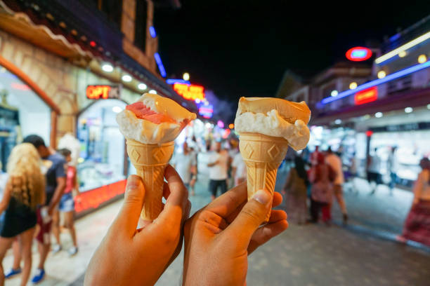 istock Young couple with Ice Creams 653772928
