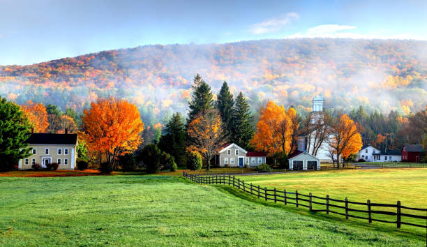 brouillard d’automne dans le village de tyringham dans les berkshires - massachusetts photos et images de collection