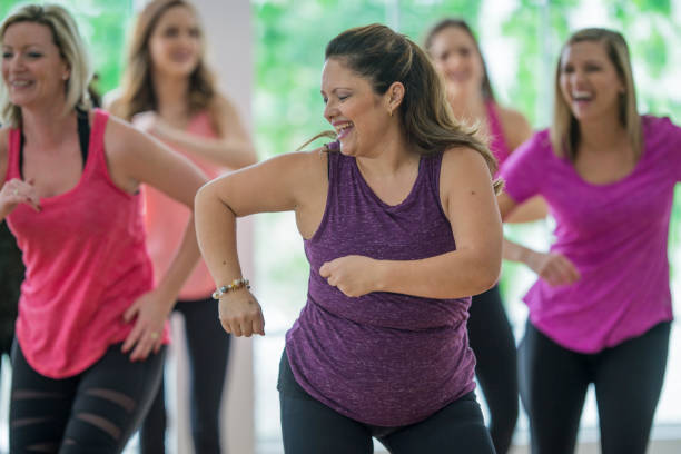 danse ensemble dans une bonne forme de classe - fitness dance photos et images de collection