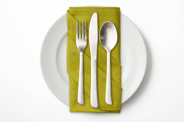 disparo aislado de placa blanca con cubiertos sobre fondo blanco - silverware place setting napkin fork fotografías e imágenes de stock