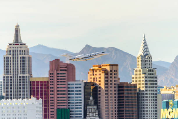 las vegas hotel casino buildings con aereo che decolla. - stratosphere foto e immagini stock