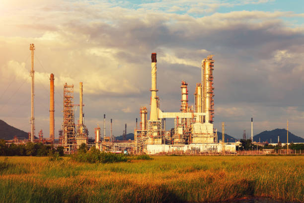 istock Oil refinery factory 653800944
