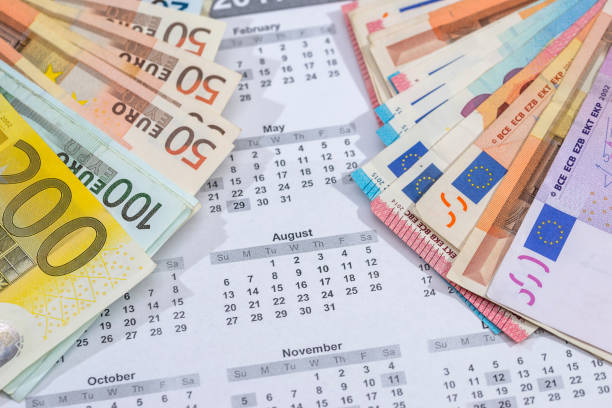 kalendarz 2017 z rachunkami za euro z piórem kalkulatora - european union euro note obrazy zdjęcia i obrazy z banku zdjęć