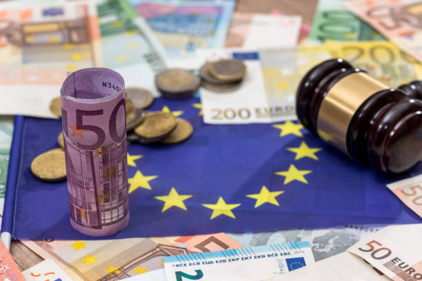 marteau de juge au drapeau européen sur le fond de l’euro - hand tool finance european union currency euro symbol photos et images de collection